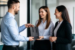 Cadeaux pour professionnels : les meilleures idées pour valoriser votre entreprise